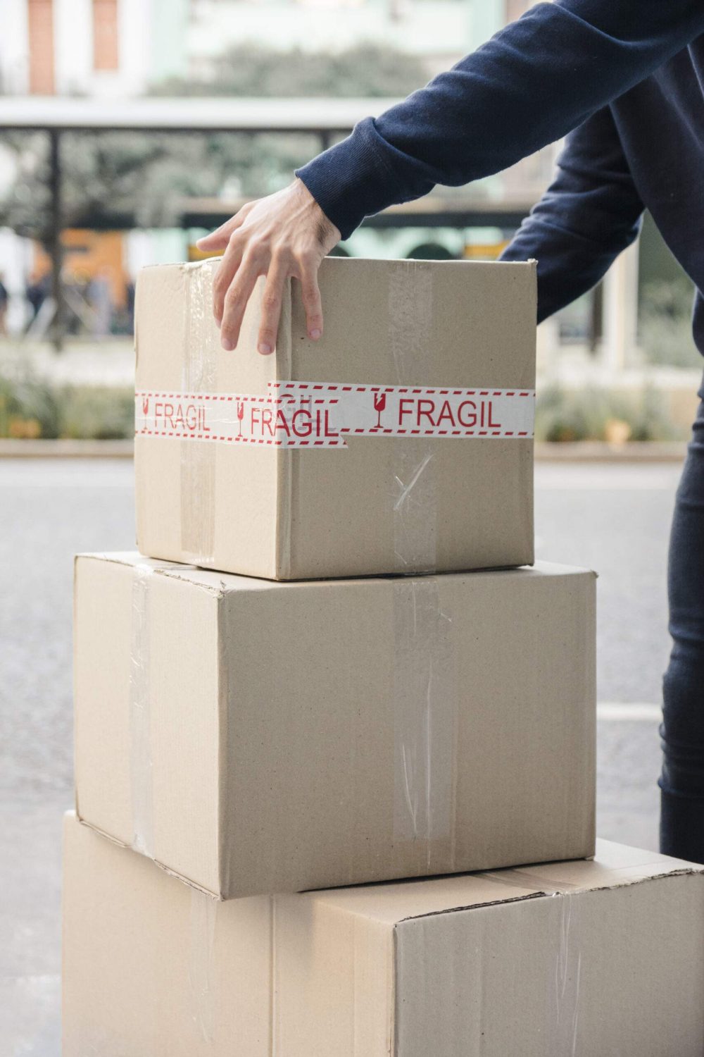 primer-plano-mano-hombre-entrega-recoger-caja-carton-scaled-1